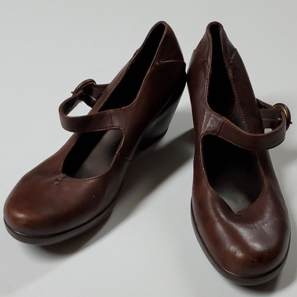 Underfoot brown shoes size 9